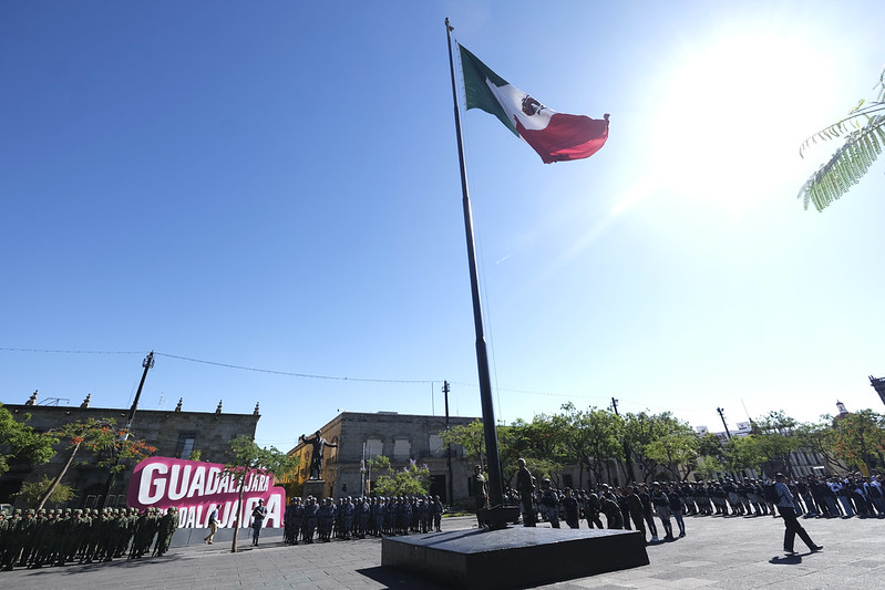 RINDEN HONORES A LA BANDERA EN CENTRO TAPATÍO POR ANIVERSARIO DE JALISCO