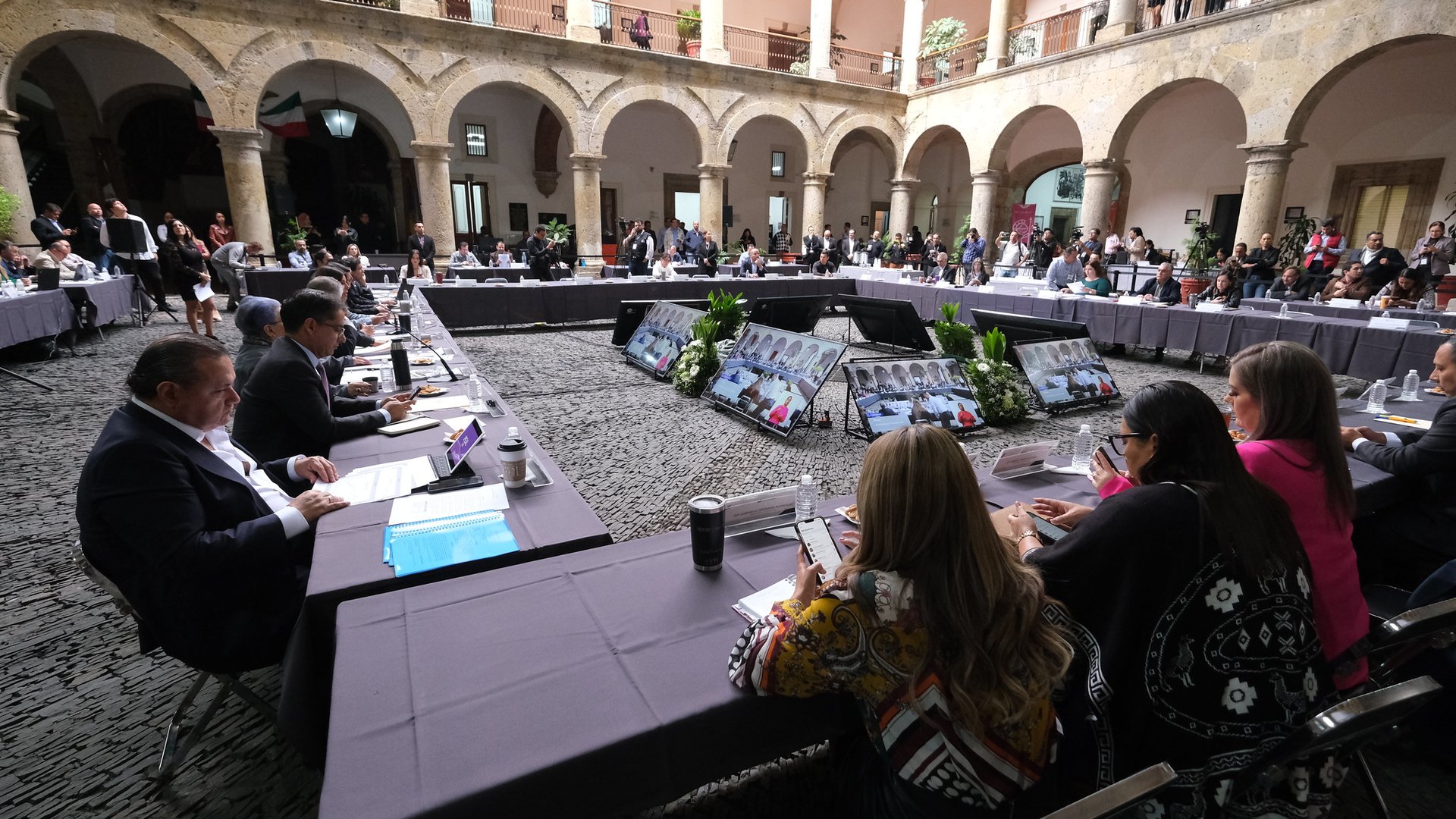 REALIZAN EN CONGRESO ESTATAL LA GLOSA DEL QUINTO INFORME DE GOBIERNO