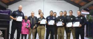 VECINOS DE LA COLONIA LAGOS DEL COUNTRY RECONOCEN A POLICÍAS DE ZAPOPAN