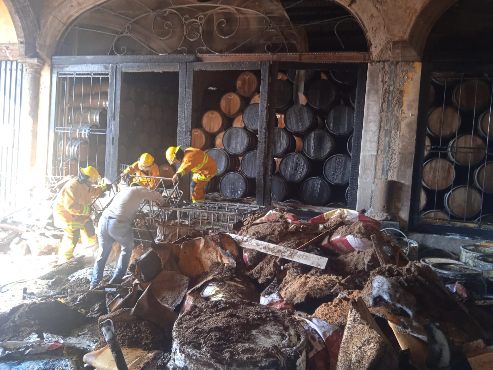 TRAS EXPLOSIÓN CONTROLAN INCENDIO EN FÁBRICA TEQUILERA JOSÉ CUERVO