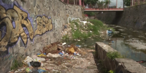 DENUNCIAN ACUMULACIÓN D BASURA EN CANAL DE COLONIA SANTA ELENA DE LA CRUZ