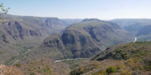 LOCALIZAN CON VIDA A DOS JÓVENES DESAPARECIDOS EN LA BARRANCA DE HUENTITÁN