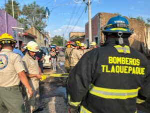 EVACUAN A 7 PERSONAS TRAS DERRUMBE DE VIVIENDA EN TLAQUEPAQUE