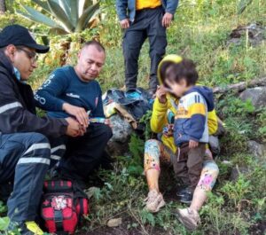 BOMBEROS DE TLAJOMULCO RESCATAN A FAMILIA EXTRAVIADA EN CERRO VIEJO