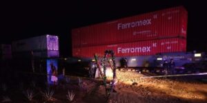 VEHÍCULO SE IMPACTA CONTRA FERROCARRIL EN AMATITÁN; HAY TRES MUERTOS