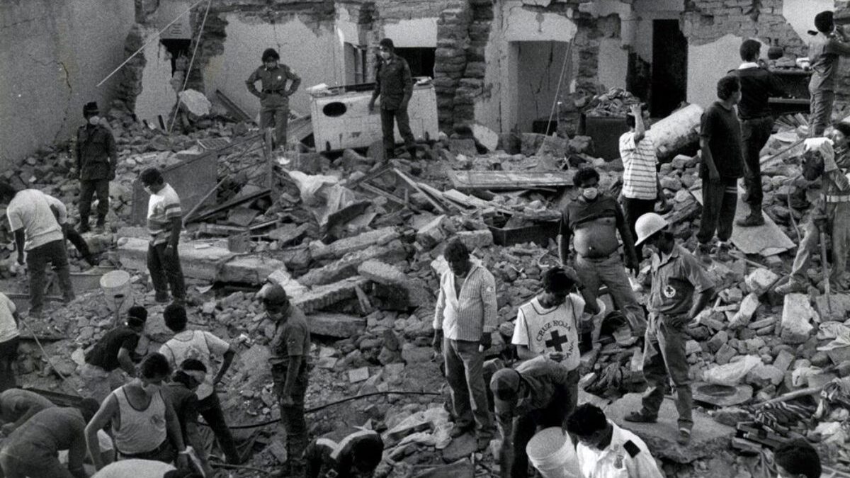 Personas buscando entre los escombros a sus familiares tras las explosiones Foto: Archivo Colegio de Jalisco