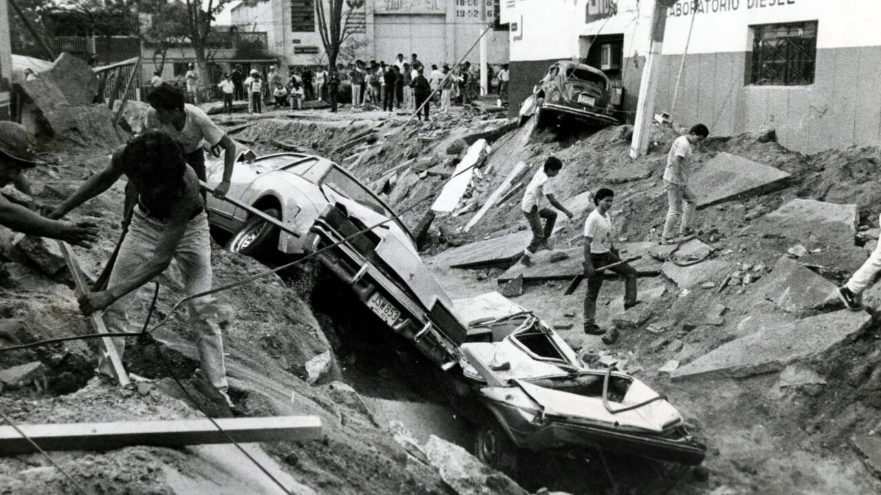 Zanja ocasionada por la fuerza de la explosión Foto: Archivo Colegio de Jalisco