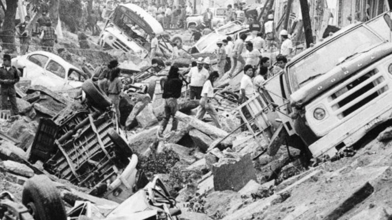 Tapatíos buscando entre los escombros tras las explosiones Foto: Archivo Colegio de Jalisco