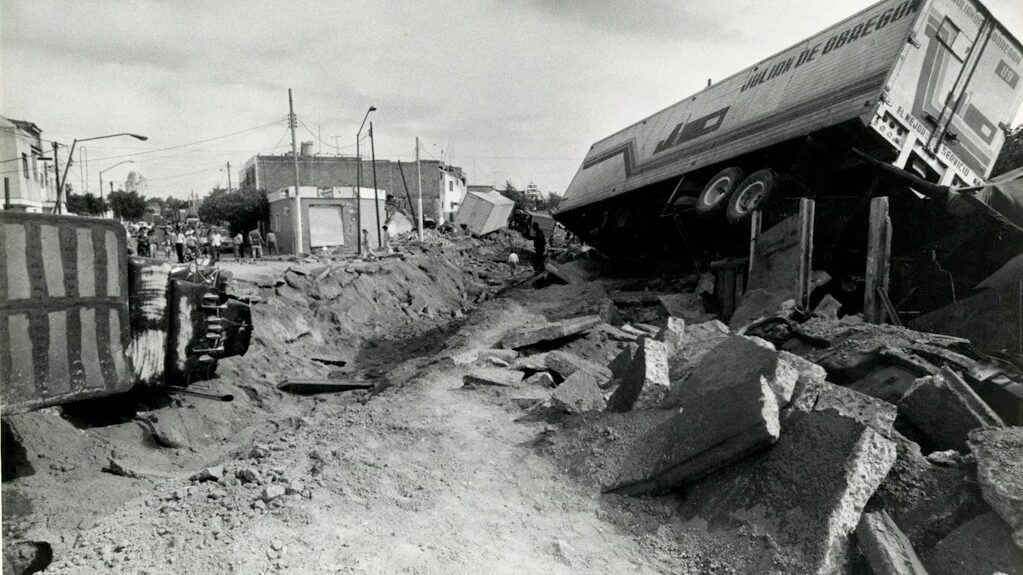Un camión sobre los escombros de las explosiones del 22 de abril de 1992: Foto Archivo Colegio de Jalisco.